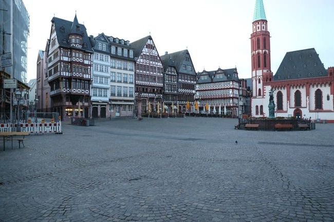 ドイツ中西部ヘッセン州の商工業都市フランクフルト(Frankfurt am Main)の旧市街にある広場。ゴシック様式で木組みの切妻(きりづま)型の建物である旧市庁舎レーマー、後期ルネサンス様式の15世紀の貴族の館ハウスヴェーアトハイム(戦後復元されたもの)、ニコラス教会(聖堂)など、フランクフルトを代表する歴史的な建築物が取り囲んでいる。また、石畳の広場中央には、公正を表す天秤を持った正義の女神の噴水とバロック様式のミネルバの噴水がある。かつて、レーマーで神聖ローマ帝国の皇帝の戴冠式が行われた日には、この広場で受難劇が演じられ、噴水からはワインが流れ出て市民に振る舞われたといわれる。現在は市民の憩いの場となっていて、マイン川の夏祭りやクリスマス市の開催場所として多くの人出でにぎわう。また、広場周辺には大聖堂やユダヤ博物館、パウルス教会などの由緒ある建物や、モダンアート美術館などがある。