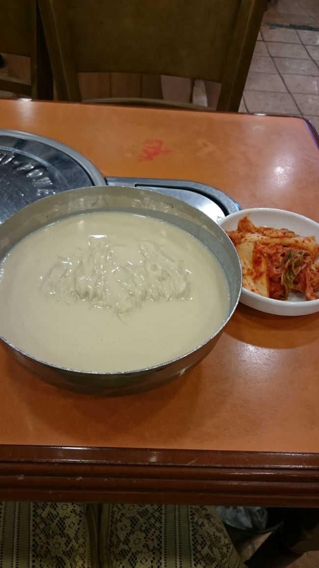 29回目のソウル旅行です。<br />飛行機代が高くなる前の早目の夏休みです。<br />のんびりきままにリフレッシュの旅をしようと思ってます。<br />この旅行記は2日目、東大門・明洞を歩きました。<br />表紙の写真は晋州会館のコングクスです。<br />私の夏ソウルはこれはマストです!