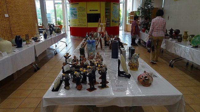 その4からの続きです。<br /><br />写真は、陶芸クラブ作品展の展示室風景です。