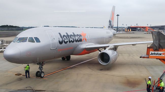 ついに我が庄内にやってきたLCC!<br />庄内から東京と言えば…<br />陸路は特急と新幹線で約4時間ほど。空路は早いがANAの独占市場&ドル箱路線だったため価格的に殿様商売。<br />まさに陸の孤島だった庄内に風穴を開けるべくやってきたJetstar。<br />就航から1ヶ月、特に用はありませんでしたがとりあえず乗ってみました(笑)<br /><br />就航記念セールでチケットを購入。往復諸々込みで¥9920でした。