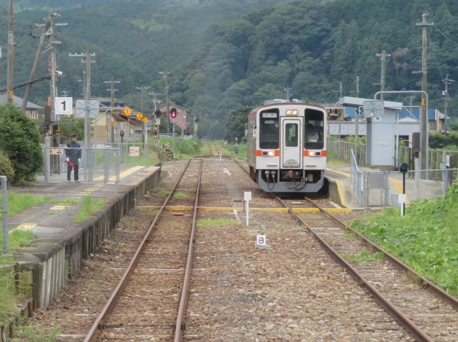 ※近鉄大阪線川合高岡駅→（徒歩５分）→JR名松線一志駅～（約６０分）～伊勢奥津駅（終着駅）<br />　JR名松線（松阪―伊勢奥津間）が2009年10月の台風18号で被災し、家城―伊勢奥津間が不通となっていた。２０１６年ようやく復旧工事が完了し、全線復旧開通から4年目。頑張る名松線に乗ってみた。おりしも、昨年、三重県民を湧かせた地元の白山高校の野球県大会の第１回試合と重なった。全校生３００人の小規模校、数年前まで数名しかいなかったという弱小野球部が県大会で優勝、甲子園の切符を手に入れたのだから、誰しも唖然。名松線の頑張りと重なる。地元住民の熱意によって支えられ、清流に沿って走る名松線は、癒しの「名勝線」。山間部に入ると、ジーゼルのエンッジン音が山間部に響く。乗っているだけでも愉しいが、終点の伊勢奥津駅前の観光案内所交流施設は、地域のみなさんと出会えたりもし、地域の情報が詰まっていてまた楽しい。無料で観光ガイドもお引き受けいただいたり、電動自転車も無料で貸し出してもらえるので楽しみが広がる。<br /><br /><br />