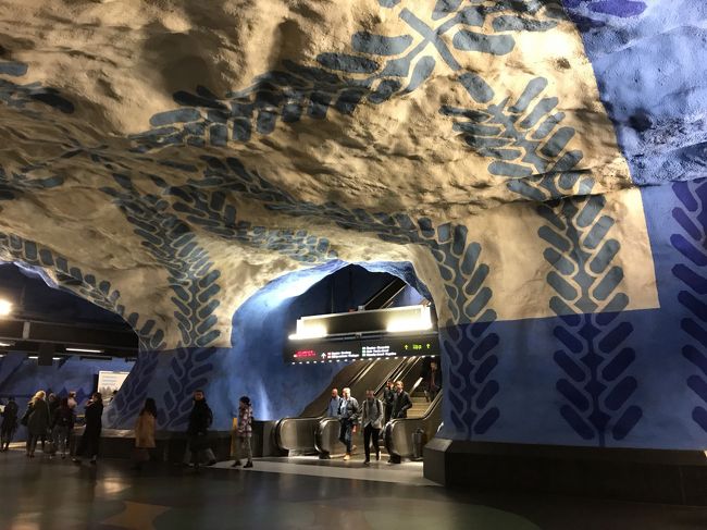 ストックホルムで憧れていた地下鉄構内のアートを満喫。<br />どの駅も違った顔を持っていて本当に、見応えがありました。<br />1日乗車券を購入して、一駅一駅降りて構内を満喫して、また次の電車に乗るという形をひたすら繰り返しました。<br /><br />アート好きにはたまらないと思います!<br />