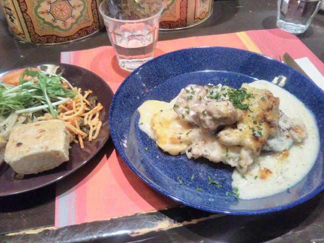 ニッポンの中にも、外国情緒を感じさせる場所がたくさんあります。<br />外国風建造物や海外料理店など、全国にあるそういった場所をご紹介するシリーズです。<br />今回は、東京都の「スーダン料理&amp;モルドバ料理&amp;北欧料理店」を訪れました。<br /><br />★「ニッポンの中の外国めぐり」シリーズ<br /><br />ブラジリアンの街　“大泉町”（群馬）<br />http://4travel.jp/travelogue/10416288<br />ベトナム寺院　“南和寺”(埼玉）<br />http://4travel.jp/travelogue/11254669<br />タイ寺院　“ワットパクナム日本別院”　（千葉）<br />https://4travel.jp/travelogue/11327994<br />スーダン料理&amp;モルドバ料理&amp;北欧料理（東京）<br />https://4travel.jp/travelogue/11516152<br />あやしい旅会でアフガニスタン料理＆イラン料理（東京）<br />https://4travel.jp/travelogue/11456970<br />チキンビリヤニ＆マルタ料理＆トーゴ料理（東京）<br />https://4travel.jp/travelogue/11425550<br />赤坂と十条でパラグアイ料理＆クルド料理（東京）<br />https://4travel.jp/travelogue/11351079<br />マリ大使館＆カメルーン大使館＆アンゴラ大使館＆ブルキナファソ大使館（東京）<br />https://4travel.jp/travelogue/11348258<br />ベナン大使館＆ナイジェリア大使館＆ガーナ大使館＆コートジボアール大使館(東京)<br />http://4travel.jp/travelogue/11265165<br />イスラム教寺院　“東京ジャーミィ”（東京）<br />http://4travel.jp/travelogue/10417493<br />基地の街　“福生市”(東京）<br />http://4travel.jp/traveler/satorumo/album/10416859/<br />駐日アイスランド大使館 (東京)<br />http://4travel.jp/travelogue/10976613<br />JICA地球ひろばでギニア料理＆シリア料理（東京）<br />https://4travel.jp/travelogue/11408940<br />JICA地球ひろばでネパール料理(東京)<br />http://4travel.jp/travelogue/10899446<br />JICA地球ひろばでペルー料理(東京)<br />http://4travel.jp/travelogue/11010934<br />JICA地球ひろばでニカラグア料理(東京)<br />http://4travel.jp/travelogue/11077063<br />JICA地球ひろばでスーダン料理＆サモア料理(東京)<br />http://4travel.jp/travelogue/11120216<br />JICA地球ひろばでガーナ料理＆ブラジル料理(東京)<br />http://4travel.jp/travelogue/11160685<br />JICA地球ひろばでキューバ料理＆エチオピア料理＆アゼルバイジャン料理<br />http://4travel.jp/travelogue/11257419<br />日本のリトルヤンゴン・高田馬場(東京)<br />http://4travel.jp/travelogue/11007529<br />池袋と上野で格安スペイン料理＆フランス料理(東京)<br />http://4travel.jp/travelogue/11091217<br />ヌーヴェル ケネディ 中目黒宇宙センター店(東京)<br />http://4travel.jp/travelogue/11054550<br />代々木公園　“ブラジルフェスティバル”(東京)<br />http://4travel.jp/travelogue/10506416<br />タンザニア大使館＆ウガンダ大使館(東京)<br />http://4travel.jp/travelogue/11111942<br />ドナウ広場＆ドナウ通り(東京)<br />http://4travel.jp/travelogue/11150691<br />モザンビーク大使館＆東京検疫所(東京）<br />http://4travel.jp/travelogue/11168777<br />エチオピアカリーキッチン＆エリトリア大使館(東京)<br />http://4travel.jp/travelogue/11208077<br />ブルガリア料理＆クロアチア料理（東京)<br />http://4travel.jp/travelogue/11251176<br />ブータン料理＆タイスキ食べ放題（東京）<br />https://4travel.jp/travelogue/11329340<br />上野と川崎でロシア料理＆ペルー料理(東京＆神奈川)<br />http://4travel.jp/travelogue/<br />西アジア料理＆コートジボアール料理(東京)<br />http://4travel.jp/travelogue/11277688<br />基地の街　“座間市”(神奈川)<br />http://4travel.jp/traveler/satorumo/album/10727681<br />メキシコ寿司の店　“寿し宗”（静岡）<br />https://4travel.jp/travelogue/11445914<br />ブラジリアンの街　“豊田市” (愛知)<br />http://4travel.jp/traveler/satorumo/album/10429583/<br />チベット寺院　“強巴林（チャンバリン）”（愛知）<br />https://4travel.jp/travelogue/11369016<br />ニッポンのハワイ　“ハワイ温泉”（鳥取）<br />https://4travel.jp/travelogue/11418178