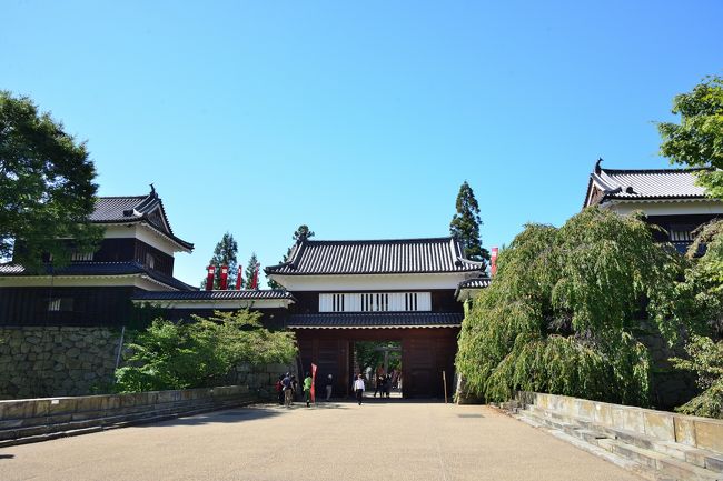 やっと暑い夏が過ぎ、爽やかなお天気となってきた９月末、信州・上田＆塩田平を巡る１泊２日の旅へ。<br /><br />長野県は自然に恵まれ、かつ歴史的なスポットも多く、東京から新幹線も通っていて交通の便もいいため、これまでも足繁く訪れているところ、今回は東信地方の上田市周辺を巡ってみることに。<br /><br />最初の目的地は、戦国時代の豪族・真田氏の真田昌幸が、1583年に千曲川沿いの断崖上に築いた【上田城】へ。<br />現在は、【上田城跡公園】として整備され、日本100名城にも選ばれています。<br /><br />駅からのアクセスも至便（徒歩10分程度）で公園は広いものの、史跡部分は本丸跡を中心に比較的コンパクトにまとまっています。<br />見どころとしては、現存３櫓と復元された東虎口櫓門で、櫓と門が連なる様は迫力があり、また、かつての旧千曲川（尼ヶ淵）に沿って残る石垣の絶壁も難攻不落の城らしい光景で、こちらもぜひ見ておくべきかと。<br />なお、所要時間は全体で概ね２時間程度でした。<br /><br />まだまだ大河ドラマ・真田丸の熱が冷めていないようで、観光客も多く、街全体に賑やかな雰囲気を感じました。<br /><br /><br />〔秋涼の信州・上田＆塩田平をゆく アウトライン〕<br />●Part.1（１日目①）：上田城（日本100名城）／上田城跡公園【この旅行記】<br />●Part.2（１日目②・２日目①）：別所温泉・塩田平の神社仏閣など<br />　https://4travel.jp/travelogue/11516799<br />●Part.3（２日目②）：海野宿（重伝建地区）<br />　https://4travel.jp/travelogue/11522707