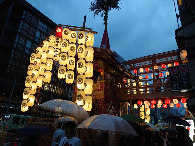 時間ができたので、ちょこっと京都立ち寄り<br /><br />新幹線→京都→品川<br />祇園祭の準備が始まっているので、長刀のちまき購入といつものパワスポまわり。<br />＊ちまきは、食べ物ではありません　（注意）<br />地元民には、恒例のちまき購入廻り　大量購入の方が多かったなぁ<br />ちまきーまずは調べてみましょう<br /><br />で、いつでもどこでも自転車レンタル　１DAY　800円　電動無し<br /><br />オシャレに着物とはいきませんが<br />何度も行くと、タクシーでもなく電車・バスでもなく自転車がいい<br />その辺のおばちゃん化してよく馴染むわたし<br /><br />海外でも馴染むよね～～＾＾って、毎回言われる<br /><br />ただ、京都は路駐禁止。<br />駐輪場はレンタルの際に教えてくれるので<br />有料・無料しっかり確認しておくと良いかもです。<br /><br /><br /><br />機会があれば、今度は祇園祭本番に着物で来たいと思います。<br /><br /><br /><br /><br />