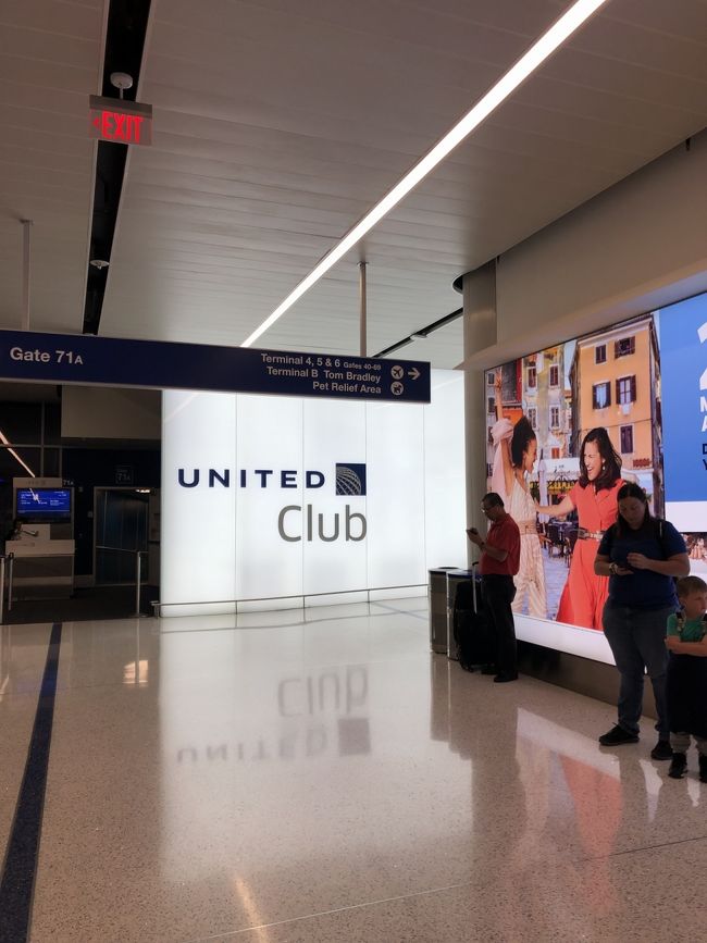 すごく久しぶりに ロサンゼルス国際空港で<br />日本行きへの乗り継ぎをしました。<br /><br />ユナイテッド航空でラスベガスのマッキャラン国際空港から<br />乗り ロスアンゼルス国際空港 国内線ターミナルから<br />国際線ターミナル トムブラッドリーまで<br />外を通らず(外に出るとセキュリティーチェックをもう一度<br />受けないといけない 時間の無駄)空港内を端から端まで<br />歩いて行きました。<br /><br />ユナイテッドはターミナル7。国内線ターミナルの端。<br />トムブラッドリー国際線ターミナルは反対側の端。<br />どのくらい歩くのか未知数です。<br />(小さな姫を連れて何度か乗り継ぎしたものの <br />その当時からずっと工事中で色々と変わっている気がする)<br /><br />ただ ほんとにこれでいいの?という場所が<br />いくつもあり 迷います。<br />時系列でポイントごとの写真を載せました。<br /><br />今年の夏 LAX乗り換えの方の参考になれば幸いです。<br />みなさん 楽しい夏休みを!<br /><br /><br /><br /><br />