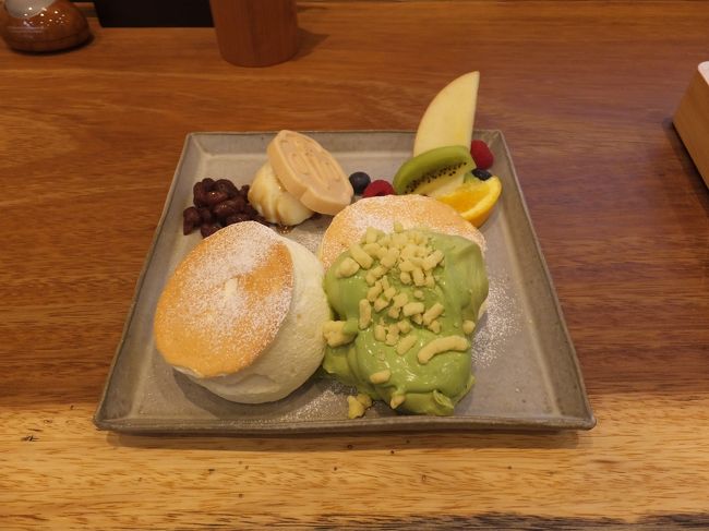 新作のパンケーキがメ二ューに加わったという事で長町武家屋敷跡界隈にある和カフェ『菓ふぇMURAKAMI Nagaya-mon店』に行って来ました。<br /><br />梅雨の影響はありましたが長町武家屋敷跡界隈は観光客でかなりの賑わいです。<br /><br /><br /><br /><br />金沢へ・・・・・<br /><br />