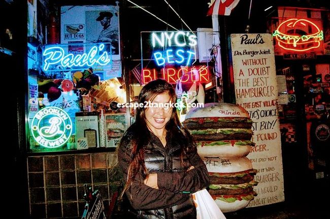 ニューヨークのバーガー・ショップを回っていたら、一生が終わってしまうほどたくさんのお店があります。<br /><br />このお店は、ビレッジに移住して10数年の友人『D』さんおすすめの『Paul’s Da Burger Joint』です。<br /><br />決して気取ったお店ではありませんが、オールド・アメリカン・ダイナーの雰囲気抜群!<br /><br />しかも、バーガーはリーズナブルで美味しい!<br /><br />◆サマリー<br /><br />1990年代にニューヨークに駐在していた管理人は『バーガー』に目がありません。<br /><br />でも、ニューヨーク中のすべてのハンバーガーを食べつくす訳にはいきませんね。<br /> :<br />そんな時は、ジモに聞け!<br /><br />ビレッジに移住した『D』さんのおすすめが『Paul’s Da Burger Joint』でした。<br />:<br />ビレッジにも数多くのバーガー屋さんがありますが、昔からのアメリカン・ダイナーの雰囲気抜群のお店は少ないです。<br /><br />そして、『バーガー』も昔ながらのシンプルな美味しさです!<br /><br />◆お店情報<br /><br />店名:Paul’s Da Burger Joint<br />時間:<br /> Sunday-Thursday:1100-2330<br /> Friday-Saturday:1100-2400<br />電話:+1 212-529-3033<br />住所:131 2nd Ave, New York, NY 10003, USA<br /><br />◆つづきはこちら!<br /><br /> https://www.escape2bangkok.com/entry/nyc-pauls-da-burger-joint<br /><br />◆ニューヨークで美味い物!<br /><br /> https://www.escape2bangkok.com/entry/category/oversea-travel/newyork-navi/nyc-gourmet<br />