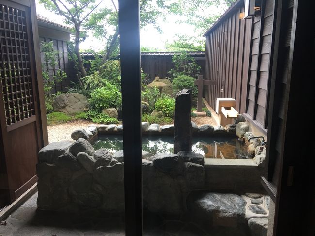 7月の3連休は 夫のリクエストで 出雲大社へ。私は伊勢神宮に行こうって言ったんだけど、行ったことがないから出雲大社に行きたいと。<br /> <br />お宿は 悩みに悩んで いにしえの宿 佳雲。出雲大社の近くに2年ほど前できたらしい。奮発して 露天風呂付きスィートのお部屋にしたものだから 凄く満足しました。