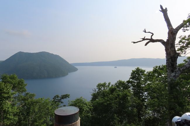 H社ツアーの「二度目の北海道・道東の旅」に連れと一緒に参加しました。　7月9日～7月12日の三泊四日のバスツアーです。　行程は以下の通りです。<br /><br />7月　9日　東京国際空港～女満別空港～裏摩周展望台～来運公園～知床<br />7月　10日 知床ウトロ温泉ホテル～知床五湖展望台～ウトロ港～(知床観光船)～ウトロ港～フレベの滝散策～屈斜路湖畔温泉着<br />7月　11日　屈斜路湖畔温泉～尾岱沼～(野付湾遊覧船)～トドワラ桟橋～野付半島・トドワラ～風連湖～納沙布岬～厚岸味覚ターミナル～釧路<br />7月　12日　釧路～釧路湿原散策～釧路～(釧路湿原ノロッコ号)～塘路～根室中標津空港～東京国際空港<br /><br />当方にとって北海道の旅は仕事以外では初めてでした。　天気は旅行中、雨が降らず良かったです。　世界自然遺産の知床国立公園の雄大で美しい景色や阿寒摩周国立公園、釧路湿原国立公園の美しくて広大な風景を見ることができてよかったです。<br /><br /><br />＊写真は裏摩周展望台から見られる風景