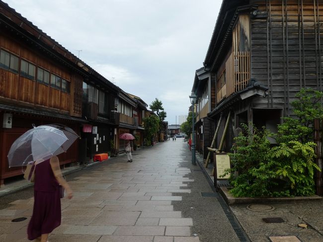 飛鳥のクルーズのあとは、和倉温泉の加賀屋で優雅にクルーズをふりかえる旅程を組みました。<br />なにせ、豪華客船クルーズなのに東京から夜行バスで金沢入りしたのですから、帰路くらいは優雅にいきたいもの。おもてなし日本一の旅館で一泊後、飛行機で東京へとしました。<br />それでも盛りだくさんの行程を詰め込むのは毎度のこと。今日は能登金沢高岡周辺を２日間乗り放題の北陸トライアングルルートきっぷを使用し、料金は別途ながら、観光特急「花嫁のれん」、観光列車「のと海山里山」に乗車し、和倉温泉の散歩してから１５時すぎに加賀屋に入る予定です。<br />天気は曇りなのが残念、といいながら金沢駅の切符売り場へ。そしたらなんと能登方面の列車は途中の羽咋から先は運転見合わせ中。理由は大雨で？まさか。金沢は全然降ってないのに？　こんなときこそ鉄道好きの機転と行動が試されるときです。すぐさま代替ルートを頭の中で割り出し、２分で時刻表確認。迂回だ。１０分後の電車だ。いける！　と思ったのですが、そうはならなかったのです。<br />その４時間後。私たちは奮闘むなしく金沢駅に戻ってきました。<br />日程を繰り上げて東京へ帰る手もあったのですが、明日は金沢観光の予定。それまで諦めるのはいやだなあ。ということで、今晩のホテルをネット予約し、金沢ちょっとだけ観光に変更になったのでした。<br />表紙写真は小雨に濡れる、にし茶屋街。このようなしっとりとした風景も古都には馴染んでいてけっこう好きです。<br />