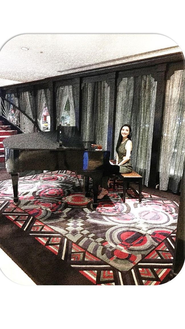 表紙の写真・THE  LANDIS　TAIPEIのラウンジで、ピアノの弾き語りをされていらした、素敵なピアニストの女性（加工写真です）<br /><br />今回4泊5日の宿泊のホテルの位置は凄く悩みました。<br />初めは初台湾の友人夫婦と一緒に行く予定でしたが、友人のご主人様が急病になって行けなくなってしまい、急遽1泊は変更して北投温泉でノンビリ致しました。<br /><br />後の3泊は同じホテル・ランディス台北にしました。<br />中1日は基隆に宿泊してノンビリしたかったのですが、台風などの来ると海辺の観光は出来ないかもという事で、最終的には台北3泊に決定。<br /><br />台北のホテルもピンキリですが、団体客が少なく、規模も大きくなく、地下鉄駅からあまり遠くなく、部屋などの雰囲気も良いなど検討して、今回はランディス台北に致しました。<br /><br />全てのスタッフの接客がとても良かったので大満足ですし、個人客、欧米人も多く客層も良い感じで、落ち着いた雰囲気でした。<br />定宿にしても良いかな～と思っていますが、まだまだ色んなホテル巡りもしてみたいですね。<br /><br />前回は立地重視で、中山の有名ホテルに宿泊しましたが、フロントの接客は日本人慣れしているのは良いのですが、事務的に感じましたので、今回のこちらのホテルは大満足です。<br /><br />天気が良かった為、高温で悪戦苦闘＾＾；<br />ただ、近いのでこれからの再訪の機会も多いと思って、特に行く場所も決めないで適当に動きました。<br /><br /><br /><br /><br />
