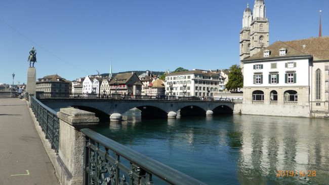 スイスを鉄道で旅したいと思い、今年こそ行けそうと数カ月から計画しました。有名な４大観光鉄道に乗ることと、アイガー、ユングフラウ、マッターホルンなどのアルプスの山々を訪れる目的です。定番のジュネーブとモンブランは数十年前に行ったことがあるので、今回は行きませんでした。<br />　スイス鉄道の大きな地図を見ながら大まかなプランを考え、その後<br />スイス政府観光局のホームページを参考にしました。スイス鉄道パスを始め、すべての座席の予約とホテルの予約もできました。<br />　　https://www.myswitzerland.com/ja/<br />ホテルはHOTELS.COMとスイス観光連盟のようなところが推薦するホテルのサイトを見つけて、そこで予約を取りました。（英語）<br />　　https://www.myswitzerland.com/ja/accommodations/hotels/<br />　<br />　この旅行記では、ミュンヘンからザンクトガレンでの短い観光を経て、チューリヒまでの写真を載せています。ミュンヘンからザンクトガレンまでは電車で４時間かかりました。出発前にオンラインでチケットを購入してミュンヘン駅でプリントアウトしました。ザンクトガレンでは２時間程度町歩きをして、また鉄道でチューリッヒに向かいました。１時間程度です。ザンクトガレンはスイス国内なので、ここからスイス鉄道パスが利用できます。<br />　涼しいかと期待していったら、熱波が来てるとかで連日３０度の暑さ。ホテルではエアコンをつけてくれていましたが、湿度は低く朝晩は涼しかったので、エアコンが必要だったのは、チューリッヒだけでした。<br />　チューリッヒに着いたのが、３時を回っていたので街歩きは３時間程度です。<br /><br />　スーツケースはMサイズをレンタルして、大きめのリュックに２泊程度の荷物を詰めて持ち歩きましたが、思いのほかリュックが重く少し疲れました。長袖のシャツや冬用パンツも利用せず。ほとんど半袖で過ごしていたので、何度もホテルで洗濯していました。長袖は山に登るときだけでよかったです。<br /><br />6／26　伊丹から羽田へ　　東急ステイ蒲田泊<br />6／27　羽田　12：30発　ミュンヘン　17：20着　ANA<br />　　　　　　HOTEL EDEN WOLF泊<br />6／28　ミュンヘン　10：53発　St. Gallen　10：53着　EC196<br />　　　　St. Gallen　13：25発　チューリッヒ　14：27着<br />　　　　　　ヴァルハラホテル泊<br />＊＊＊＊＊＊＊＊＊＊＊＊本日記はここまで<br />6／29　チューリッヒからグリンデルワルド　フィルスト（Golden Pass Line)　　グリンデルワルト泊<br />　　30　ユングフラウヨッホ観光　　　グリンデルワルト泊<br />7／1　　メンリッヒェン観光　　　　　グリンデルワルト泊<br />　　2　　グリンデルワルドからモントルー観光　ツェルマットへ（Golden Pass Line)　　　　　　　　　　　　　ツェルマット泊<br />　　3　　ゴルナークラート観光  ゴルナークラート鉄道　　ツェルマット泊<br />　　4　　ロートホルン観光　　　　　　ツェルマット泊<br />　　5　　ツェルマットからサンモリッツへ　(Glacier Express)　サンモリッツ泊<br />　　6　　ピッツネイル観光　　　　　サンモリッツ泊<br />　　7　　サンモリッツからティラーノ観光　ルガーノへ移動 (Bernina Express) パノラマカー　　　　　　　　ルガーノ泊<br />　　8　　ルガーノからフリューレン経由でルツェルンへ移動　ルツェルン泊<br />　　9　　登山鉄道でリギ山へ　観光　　リギ山鉄道　　ルツェルン泊<br />　　10　　ベルン観光　　　　　　　　　　　　　　　　ルツェルン泊<br />　　11　ルッツェルンからサンクトガレン経由でミュンヘンへ移動　　ミュンヘン泊<br />　　12　ミュンヘン空港から関空へ<br />　　13　朝　関空着<br /><br />鉄道大好き(^o^)夫が撮った写真もたくさん入っています<br />　