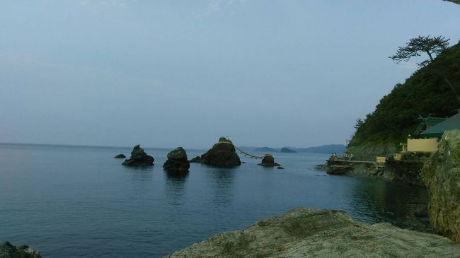 夏至祭の二見浦夫婦岩を訪ねました<br />今年の夏至祭は、穏やかな凪の海に恵まれました<br /><br />二見浦<br />https://hinjitsukan.com/futami/