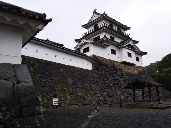 蔵王の反対側（奥州でいいのかな）に来ました。<br />本日の天気予報は雨のち曇り。<br />部屋でモソモソと渇き物を食べながら様子見して、9時40分頃に出発<br />まぁ予定があってないような旅行ですから、適当で。<br /><br />白石城→武家屋敷→うーめん→壽丸屋敷→帰る<br />