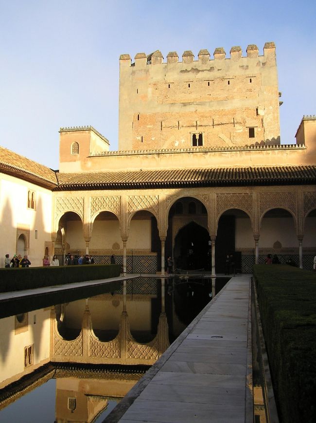 スペインの旅、4日目(11月1日)の記録です。<br />このあたりから、朝は寒いものの天候には<br />恵まれるようになりました。<br /><br />旅の前、メジャーすぎるアルハンブラより、むしろ<br />アランフェスのほうが…なんて世迷いごと?を<br />口走っていましたが、それは無知のなせるワザ。<br /><br />実際に目にしたアルハンブラの美しさの前に、<br />ただただ、感動するのみでした。^m^<br /><br />あ、でも例のごとく写真は、なぜ? イマここで?と<br />思わず絶句した迷作ぞろいです~(涙)。<br />