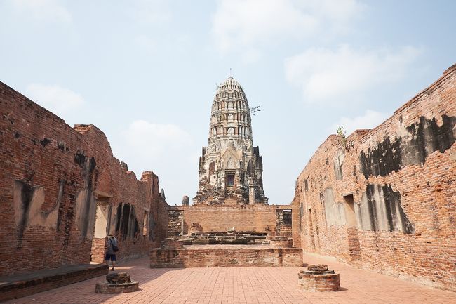 友人と行くタイの旅。アユタヤ編。<br />街一つが遺跡のような、栄華を誇ったアユタヤ王朝の遺跡めぐり。<br /><br />【行程】<br />□2月9日　成田空港→ドンムアン空港→チャトゥチャック市場→ソンブーンシーフード<br />■2月10日　ファランポーン駅→アユタヤ→ワット・マハータート→ワット・ラーチャブラナ→ワット・ローカヤスッター→ワット・プララーム→ワット・パナン・チューン→ワット・プー・カオ・トーン→バンコク市内→文化芸術センター<br />□2月11日　ワット・スタット→王宮＆ワット・プラケーオ→ワット・アルン→ワット・ポー→ドンムアン空港<br />□2月12日　成田空港<br /><br />【フライト】<br />往路　スクート 869　東京　NRT 9:35　→　バンコク　DMK 14:55　（7時間20分）<br />復路　スクート 868　バンコク　DMK 0:30　→　東京　NRT 8:15　（5時間45分）<br /><br />【宿泊】<br />2019/2/9 - 2019/2/11 2泊<br />ビク３バンコク（Vic3 Bangkok）<br /><br />【旅のInstagram】<br />https://www.instagram.com/p/Bt7eEbjFgTR