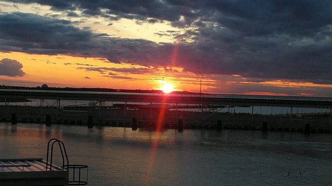 今朝のヘルシンキはいい天気です。<br />朝からシャツ1枚でキモチいいです!<br /><br />昨日は終日、フェリーで隣国エストニアのタリンに日帰り旅行してました。<br />そして大変残念なお知らせですが、自分、今日で帰国の途につきますので現地実況中継は終了します(・_・、)<br />旅行中の詳細は後日・・・(たぶん)<br /><br /><br />※これからヘルシンキ旅行をお考えの方にひとつだけアドバイスを・・・<br />各種観光名所は午前中(とくに早い時間帯)は某大陸系団体でエラいことになります。<br />落ち着いて過ごしたいなら、時間をずらしましょう!<br /><br />そして、世界中に出没するこの某大陸系団体客ですが、1カ所だけまったく集まらない場所がありました!<br />それは・・・ ナーンタリにあるムーミンワールドです!!<br />マジで一人も見かけませんでした。<br />ホッとしますσ(^◇^;)<br /><br />