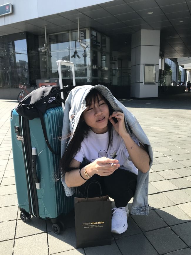 令和元年(2019年)7月10日~14日<br />バンコクとシンガポールへの短期旅行<br /><br />7月10日 TG647便にて 名古屋からバンコクへ<br />10時~12時 2時間みっちりタイマッサージ<br />昼間は、セントラルラマ9、ロビンソン、ビッグCラチャダー等定番になっている場所をうろちょろ<br />19時~21時 4ハンド2名でオリエンタルアロマオイルマッサージ<br /><br />7月11日 TG403便にて バンコクからシンガポールへ<br />MRTにて、ホテルに向かい、その周辺でダラダラ過ごす。<br />SPECTRAを満喫し、ラッフルズプレイスの高層ビル群に驚嘆し、誕生日を異国の地でも楽しむ。<br />ラッフルズシティ・ロビンソンズを下見してますわ。<br /><br />7月12日 <br />ホテルで朝食を食べ、セント アンドリュース大聖堂を束の間観光し、ラッフルズシティとロビンソンズで買ったら、シティリンクモール、サンテックシティ、その後にも、チャンギ空港内でも土産のお菓子も買って、充分満足して、<br />TG410便にて シンガポールからバンコクへ<br /><br />7月14日 TG644便にてバンコクから名古屋に帰国。