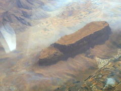 ドーハからイラン上空の珍しい地形を眺めトビリシへ