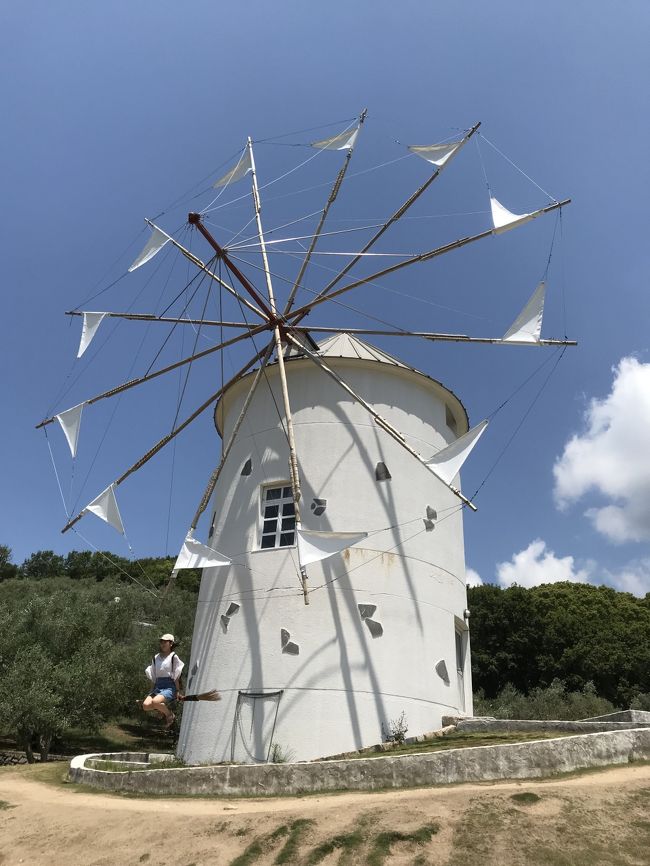 つゆ間近の小豆島旅行です。雨を覚悟で、でももしかしてという淡い気持ちで出発。一泊二泊の旅はまったく雨に遭うこともなく楽しく過ごすことができました。小豆島は一泊二日で回るにはちょうど良い大きさです。瀬戸内国際芸術祭の期間とちょっとずれたので見られないオブジェもありましたがいい思い出作りができました。