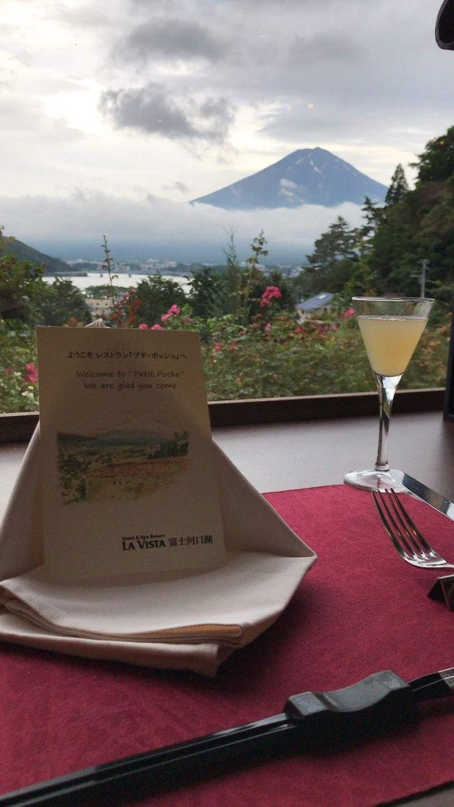 (2019)7/1－7/2の一泊で河口湖はラビスタ富士河口湖へ宿泊してきました。<br />今回は梅雨の中、富士山を見ることはできないだろうなと思いながらも行きました。<br />7/1の夕刻から夜に掛けて雲が取れて、雪のない富士山を見ることができました。<br />夜は富士登山道吉田側の山小屋の灯りまでも見ることができました。<br />良い誕生日祝いでした。<br />・コメダ珈琲店 富士吉田店<br />　河口湖に来る時はここで朝食を取ります。入口の左上には毎年ツバメの巣ができるそうです。<br />　富士急行線の線路に面しているので、いろいろな富士急行の車両が通ります。<br />・綿半スーパーセンター<br />　食品スーパーとホームセンターが一体となった店舗です。ペットコーナーもあります。<br />　商品によっては都心より安いこともあり、買いだめをすることがあります。<br />・木ノ花美術館／オルソンさんのいちご<br />　絵本作家で池田あきこ氏の作品&quot;猫のダヤン&quot;の物語の原画を展示している美術館です。<br />　定期的に展示替えを行います。またJAF会員証の提示で入館料がオマケされます。<br />　ミュージアムショップでは多種多様なダヤングッズを扱っています。<br />・ラビスタ富士河口湖<br />　2015年11月に開業したホテルです。海外からの宿泊も多いです。<br />　夕食はフランス料理のコースメニューですが、連泊者はメニューチェンジや希望によっては和食コースとなります。<br />　連泊でもフランス料理コースがおススメです。<br />　貸切風呂がありますが富士山は望めません(大浴場からは富士山が見えます)。<br /><br />　<br />