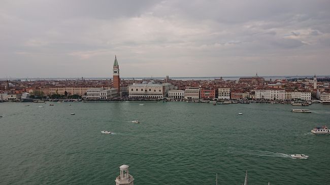 熟女一人旅イタリア編です。あこがれのフィレンツエ、ウフィツィ美術館に行きたいという欲求を叶えるのみならず、ベネチアとローマも欲張りました。都市間は列車移動ができるイタリアは便利です。せっかくならピサの斜塔もなどと強欲なわりには、１０日間でベネチア・フィレンツエ・ローマと３都市を結構いろいろと散策してかなり満足した旅になりました。ローマではオペラ観劇の様子もお伝えします。今回は列車移動もあるので、名鉄観光の観光パックを利用しました。航空券とホテルおよび列車のパックですが、一人参加追加料金が高いので、ホテルのみをキャンセルするという、まさかの技が使えました。おかげでカタール航空ビジネスクラス羽田発着にもかかわらず、都市間列車付きで３５万円という価格でした。ホテルはエクスペディア予約です。女一人旅は・・・と足踏みしているかたは是非参考にしてください。 