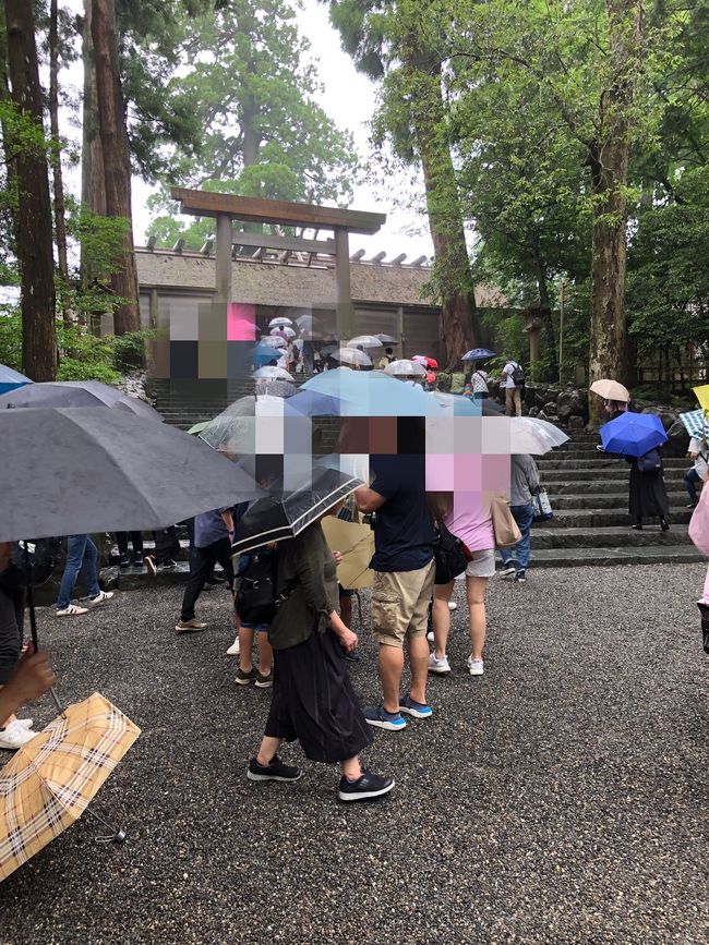 今まで 内宮・おかげ横丁には何度も行っているが「本格的なお伊勢さん参り」は初めて<br />「本格的なお伊勢さん参り」とは<br />・外宮から内宮の順に<br />・参道は 外宮は左側通行 内宮は右側通行<br />・鳥居の前では軽く一礼して左足から<br />・手水舎では左手、右手に順に洗い 左手の手のひらから一口水を含み口を清め水は下に、その左手を清め柄杓を立てて柄を清める<br />・参拝は「2拝2拍手1礼」<br />・其々 御正宮ゴショウグウから第一別宮(外宮は多賀宮、内宮は荒祭宮)の順<br />・御正宮では「紙幣禁断」(個人の奉納禁止)の為「普段の無事を感謝します」、第一別宮でお賽銭と「お願い事を頼みます」<br />今まで気付かなかったけど、皆さん信心深く実行されています。恥ずかしい<br />何と合計12000歩歩きました(11:00~15:00)<br /><br />家族から半年遅れで誕生日おめでとうの宿泊のプレゼント<br /> The Hiramatsu hotels&resorts で1泊後<br />岩牡蠣を満喫の旅です 勿論 同伴してくれるのは愛妻
