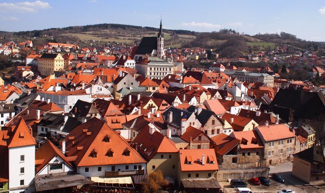 2015年の春に行った中央ヨーロッパの旅から、チェスキークロムロフです。我が団体は、オーストリアから入国して、ウィーンの街を見てから、チェコに入ります。途中の町や村は、絵に出てくるような情景ですが、考えてみれば放牧地なので平らな草原になっているのです。バスは、いよいよチェスキークルムロフの、駐車場に入って行きます。