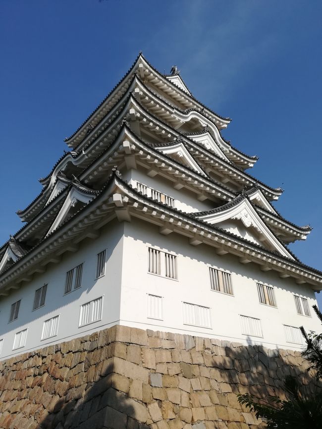 広島へ出張してきました。<br />目的地は福山市です。<br /><br />できることならば広島市まで足を伸ばして、原爆ドームや厳島神社や宮島に行ったり、カキやお好み焼きを堪能したかったのですが、お仕事なのでそれはまたの機会にすることにしました。<br /><br /><br />とはいっても少々早めに仕事を終えることができたのでお土産を買いに福山駅へ行くついでに、駅のすぐ隣にある福山城公園を散策しに行きました。<br />園内には博物館や美術館があるのですね。<br />写真にある説明書きにも記載されていますが、お城自体は400年ほど前に築城されたようです。第二次世界大戦にて焼失してしまったようですね。ただ築城時に伏見城より移築した筋金御門は当時のままとのことです。<br /><br />初の広島県と楽しみにしていたのですが、なんとお好み焼きを食べ忘れてしまいました・・・。カキも時季ではなく・・・。残念デス・・・。<br />今度機会があれば次こそは、広島市の方へ行ってみたいですね。<br />