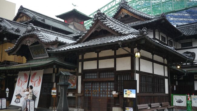 突然知り合いに会う用事ができたので、<br />道後温泉まで行ってみました。<br /><br />道後温泉にはいつか行ってみたいと思っていました。<br />夏目漱石の「坊ちゃん」で有名です。