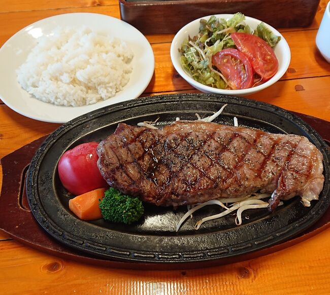 夜は札幌ドームに行く予定で車でまずは、札幌からびらとり和牛を食べに平取町・くろべこに向かう。<br /><br />【くろべこ】<br />平取和牛特選サーロインステーキ３００gを注文し食べたら柔らかいし甘い激ウマやった。<br />ふるさと納税の返礼品で平取和牛のしゃぶしゃぶ食べておいしかったから間違いなかった<br />中田翔選手、EXILE TRIBEのサインなどあり<br /><br />栗山町に向かう途中に今年できた道の駅による<br />【安平D51ステーション】<br />2019年04月19日できた道の駅<br />D51の展示あり<br /><br />昨年11月に行ったけど定休日だったので今回行った<br />【栗の木ファーム】<br />日本ハム栗山監督が作ったグランド、隣接のログハウスに大谷、イチロー、松井のバットなどが野球関連の品が多数展示されている。<br />選手のバットとかテンションが上がった。<br /><br />【札幌ドーム】<br />１日目に続き２日目も日ハムvs西武戦観戦<br />吉田輝星投手が投げるかもとチケットとったけど、6/30に抹消になって残念。<br />(新聞などでも次は7/4かとか書いてたから)<br /><br />【2019年北海道２日目】<br />プレミアTSUBAKIホテル<br />ウトナイ湖道の駅<br />くろべこ(平取町)<br />D51ステーション(安平町)<br />栗の樹ファーム(栗山町)<br />札幌ドーム<br />なごやか亭(福住)<br /><br />(宿泊)プレミアTSUBAKIホテル<br /><br />2019年2日目<br />https://4travel.jp/travelogue/11517362<br /><br />2019年3日目<br />https://4travel.jp/travelogue/11515667<br /><br />2019年4日目<br />https://4travel.jp/travelogue/11519070<br /><br />2019年５日目<br />https://4travel.jp/travelogue/11524525<br /><br />2019年6日目<br />https://4travel.jp/travelogue/11521855<br /><br /><br />