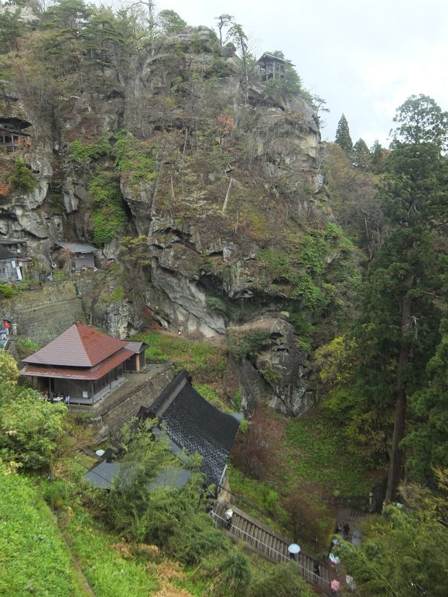前日の4月28日は、羽黒山や鶴岡などを観光。<br />この日29日は、午前中は、湯殿山神社を参拝して下りてきました。<br /><br />午後からは、慈恩寺、若松寺をお参りして、天童温泉へ。<br />次の日30日の午前中は、雨の山寺へ。<br /><br />