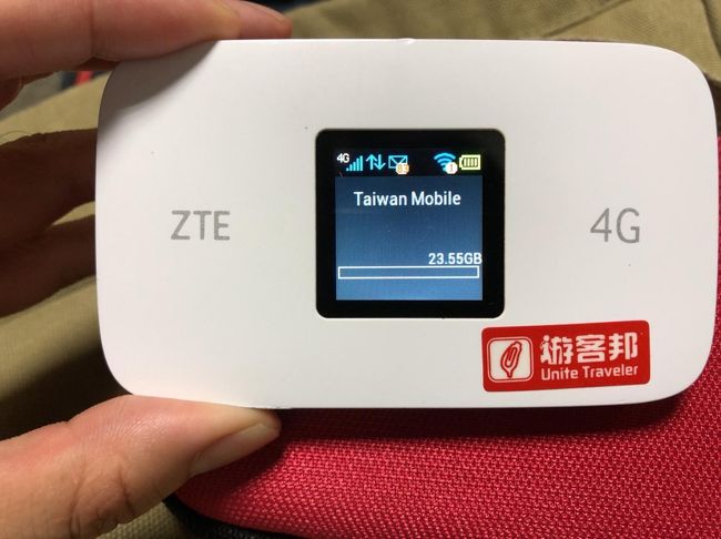 海外旅行に行くのに、現地でのネット環境は欠かせません。<br /><br />旅慣れた人なら、SIMカードやら、なんとか現地のFreeWifiだけでこなすんでしょうけど、<br /><br />あいにく、私は、SIMカードの知識もないため(そもそもiphoneってできるのか?)、<br /><br />毎回毎回、日本の会社、具体的にはglobal wifiさんでモバイルwifiをレンタルしています。<br /><br />global wifiさんは、たまに繋がらない時もよくありますが(←笑<br /><br />もう一つの有名な眉毛が濃いところよりは便利なため、毎回、利用させてもらっていました。<br /><br />ですが、もし、出国前に受け取ることができなかったら・・・・<br /><br />そんな話です笑<br /><br /><br /><br />さて、今回は木曜の深夜便、つまり厳密には金曜ですね、それで関空から台湾の桃園空港へと向かいます。<br /><br />僕、深夜便って好きなんですよ。<br /><br />夜行バスも含めて。<br /><br />なんだか乗り物で寝るってちょっとした冒険気分だし(もちろん周囲の人の「運」によるところが大きいですが・・・・爆<br /><br />なにより、現地での時間をたっぷり使える。<br /><br />到着日にほぼ丸一日、通常のお店が開店するよりも前に現地入りができるって、すごいメリットだと思うんです。<br /><br />今までそうやって、マレーシアやらタイやらに行ってきました。<br /><br />今回は、台北へ向かいます。<br /><br />MM021便。<br /><br />関空出発:2:30<br /><br />台北到着:4:25<br /><br /><br />出発までの待ち時間、長っ・・・<br /><br />搭乗時間、短っ・・・<br /><br />現地に到着するの、早っ・・・<br /><br />これは・・・・<br /><br />同じ深夜便とはいえ、22:00くらに出発して、飛行機の中で7時間くらいは寝れるであろう、東南アジアシリーズとは全く違うな・・・<br /><br />飛行機の中での睡眠時間、多く見積もっても、2時間半くらいしかない・・・<br /><br />慣れない飛行機の中での睡眠とはいえ、一応はそれなりの時間を睡眠に割くことができるであろう、これまでの東南アジアの旅と比べても、<br /><br />理想的に、搭乗と同時に眠りに落ちることができたとしても、それでも3時間も眠れない・・・・汗<br /><br />かといって、出発の直前まで仮眠をとるっていうのも不安すぎる・・・(寝過ごしやしないかと・・・)<br /><br />もし仮に仕事終わりに空港に直行して、21:00くらいに着いたとしたら、その後、空港で5時間以上も時間をつぶさなくてはいけないことに・・・・<br /><br />ただ、この日は有給を取って旅行に行く前日、ということでやや残業が多くなり、関空に到着したのは22:30でした。<br /><br />すぐに、あらかじめ申し込んでいた、global wifiのモバイルwifiのロッカー受け取りを行います。<br /><br />専用のロッカーでバーコードをかざすも・・・<br /><br />ピーーーッ<br /><br />エラー音?<br /><br />「受付の時間外です」<br /><br />・・・・え?<br /><br />改めてよく確認してみると、<br /><br />申し込みの連絡のところに、<br /><br />「関空 第1ターミナル2F ロッカー受取深夜出発(前日21:00-22:00)」<br /><br /><br />>>>前日21:00-22:00<br />>>>前日21:00-22:00<br />>>>前日21:00-22:00<br />>>>前日21:00-22:00<br /><br /><br />な・・・・・んだと・・・・・<br /><br /><br />ええ、完全に僕のミスです。<br /><br />いちいち、クレームを言うのは筋違いだと分かっています。<br /><br />完全に見過ごしていました。<br /><br />ただの僕の先入観、思い込みです。<br /><br />ただ、深夜2:30に出発の便のwifiを、無人のロッカー受け取りでやってるんだから・・・<br /><br />時間制限がある、なんていう発想、無かったわ・・・・<br /><br />つーか、受付可能時間、21:00から22:00って、短すぎない・・・??<br /><br />うっかり忘れちゃうことだってある気がする・・・・<br /><br />深夜2:30に出発なんだから、関空に到着するのは日付が変わってからでも大丈夫なはず・・・<br /><br />いや、その時間帯に出発する便なんてほとんどないんだから、出国カウンターもガラガラだし、日中の便よりももっと時間ギリギリでも大丈夫なはず・・・・<br /><br />ピーチカウンターが閉まるのが1:50だったかな・・・<br /><br />だとすれば、関空に到着するのは、1:30とかでも大丈夫じゃん・・・<br /><br />それなのに、どうしてロッカーの受け取り、22:00で閉まるの?<br /><br />いや、これがスタッフさんのいてる「有人」カウンターなら分かるんだけど・・・<br /><br />そりゃ、人件費が発生するから、ある程度の時間で受付を終了するっていうのは・・・<br /><br />でも、「無人」のロッカー受け取りで、なんで時間制限があるの・・<br /><br />ロッカーの中身の入れ替えのため?<br /><br />いや、違うんだよ、当日の昼便だと、受取が5:30からだから、まだ入れ替え時間じゃないんだよ。<br /><br />そこに、僕のwifiが入っているのに、カギだけが開かないんだよ・・・・涙<br /><br />だからいったん、電話してみることにする。<br /><br />別にクレームを言うつもりは毛頭ない。僕が悪いのは分かってる。<br /><br />ただ、一言、泣きつきたい。<br /><br />そこから、遠隔操作で、カギを開ける方法とか、無いんですか?<br /><br />そんなお願いを・・・・<br /><br />「あ、時間過ぎてしまったんですね。分かりました。では、こちらから開けさせていただきます。ガチャッ」<br /><br />そんな優しい世界が待っていないだろうか・・・<br /><br />が、帰ってきた言葉は一言。<br /><br />「受付時間外なので、当日キャンセル扱いとなり、100%のキャンセル料が発生します」<br /><br />ですよねー・・・・<br /><br />はい、何度も言いますが、申し込みの要綱を隅から隅まで読まなかった僕のミスです。<br /><br />クレームを言うべきものでないのは重々承知。<br /><br />だから、単に、「要望」として受け止めていただきたい。<br /><br />時間制限、なくすか、せめてもう少し伸ばすとか、できないんですか・・・?<br /><br />2:30の出発なんだから、せめて2:00くらいまでは・・・・<br /><br />2:00の時点で第一ターミナルのロッカーにいてる時点で、もうアウトだから(笑)、それ以上はもう受付外でいいですけど・・・<br /><br />たった1時間しかない受取時間を正しく認識して覚えていたとしても、それはそれでかなりの行動が制限されることになる。<br /><br />というわけで、もうごねても仕方ない。<br /><br />台湾旅行、wifi無しで行くしかない。<br /><br />この時点で、僕の頭は、<br /><br />申し込み金額、7712円を損した・・・・<br /><br />っていう発想よりもむしろ、<br /><br />台湾旅行をwifi無しでどう過ごすか・・・・<br /><br />という点で頭がいっぱいだった。<br /><br />現地のフリーwifiは使えるかもしれないが。。。<br /><br />もしくは、現地でレンタルすることってできないのだろうか。<br /><br />いや、できないことはないのだろうが・・・・<br /><br />問題は二つ。<br /><br />事前申し込みをしていないこと。<br /><br />予約なしでいきなり貸出とか、できるものだろうか。<br /><br />そして何よりも・・・・<br /><br />桃園空港に到着するのが、朝の4:30ということ爆<br /><br />やってないよな・・・・そんな時間に。<br /><br />コンビニとか両替ならまだしも、wifiのレンタルなんて、そんなサービス・・・・<br /><br />念のため、出国前、ネットが使える間に、行こうとしているところの周辺の地図はすべてダウンロード(というかスクショ)は済ませておく。<br /><br />不安な気持ちのまま、出国までの無駄に長い時間を過ごし、2:30に離陸。<br /><br />幸いなことに、周囲に騒ぎまくる中国人やら泣きじゃくる赤ん坊などはおらず、比較的静かな環境に恵まれたが、<br /><br />それでもやはり快眠・熟睡・・・とはいかず、おそらく2時間も眠れていないだろう。<br /><br />で、飛行機は予定通り、4:30に桃園空港に到着。<br /><br />すごいな、入国審査、僕が一番だったわ・・・<br /><br />僕の前、誰も並んでいなかった。。。<br /><br />そうやって、無事に解放され、入国ゲートを出る。<br /><br />時刻は4:45。<br /><br />まさか、こんな早朝に、モバイルwifiのレンタルサービスなんてやってるはずないよな。。。。<br /><br />まさか、こんな時間に・・・・<br /><br />そう思って、左のほうを見ると・・・・<br /><br />