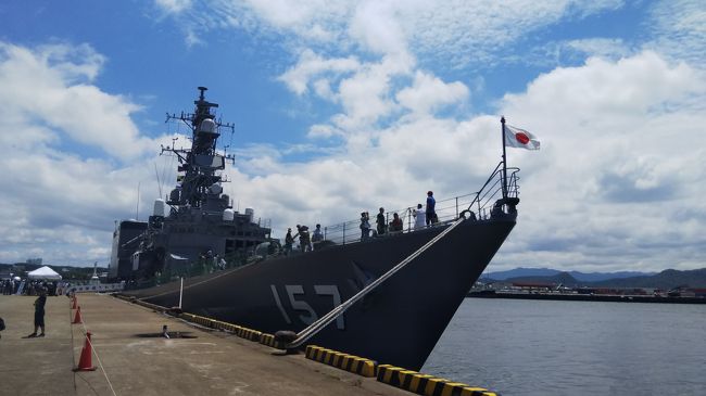 海の日に各地で護衛艦などの一般公開があるのを初めて知り<br />これは行ってみなくちゃ!!と<br />事前予約も必要なし&見学無料(^^♪<br /><br />最寄りは和歌山港と大阪港<br />護衛艦さわぎりと練習艦やまゆき。どっちもみたいなぁ<br />と欲張って、午前に和歌山港、午後に大阪港へ(^^)/<br /><br />初めて見る護衛艦は迫力、存在感がすごくて、乗艦するだけでドキドキ<br />いやー、ほんとにカッコイイ!!<br />自衛官の方々も気持ちの良い対応で素敵な方ばかり<br /><br />そして、各職務用の制服を着せていただいたり<br />缶バッチ作成、実際の装備品に触れたり、と<br />子供も喜ぶイベントが盛り沢山!!<br />もちろん、大人も大満喫しました(≧▽≦)<br /><br />和歌山港は駐車場も護衛艦の見学も混雑することなく、<br />スムーズに見学出来ました!!<br />とーても楽しい一日でした!(^^)!<br /><br />護衛艦さわぎり、練習艦やまゆきはそれぞれ分けて旅行記作ってます♪