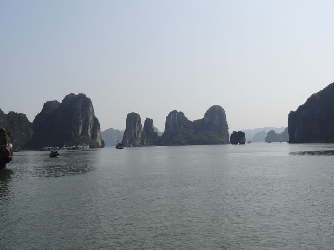 東南アジア旅３か国目はベトナムに行ってきました～＾＾<br /><br />写真を見てから、ずっと行きたいと思っていた「ハロン湾」。<br /><br />映画の１シーンにも出てきそうな幻想的な風景を自分の目で見てみたかったのです。<br /><br />それにしても東南アジアって暑いイメージですが、<br />２月のハノイは寒かった！！<br />普通に、ダウンジャケット着てました。<br /><br /><br />●利用オプションツアー●<br />・【シーフードの昼食付き】ハロン湾とバッチャン村立寄り観光<br />・HIS<br />・料金：6,380円<br /><br />初夢フェアで買ったので普段はもっと高いのかもしれません＾＾