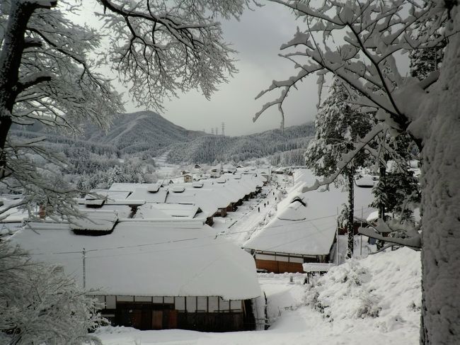 茨城県も何度か行っているけど　書いてなく塗りつぶしたく<br />雪の大内宿が綺麗だったのでこれを載せさせてもらいます。<br /><br />１日目<br />　日光東照宮・・<br />　　陽明門が綺麗ですね～。眠り猫も見て来ました。<br />　　鳴き龍の音色が気に入り　音色に似ているお守りの鈴を買って来ました。<br /><br />　ホテルの名前を忘れましたが朝起きたら　真っ白でした。<br />　綺麗でした。<br /><br />２日目<br />　大内宿・・<br />　　朝１番なので　まだ雪が踏まれてなく綺麗でした。<br />　　雪の宿場町も絵になりますね。<br /><br />　塔のへつり・・<br />　　少し雪が積もっておりました。滑らないように慎重に歩きました。<br />　　　<br /><br />　<br />　　　　　　　　　　　　　　　　　　　　