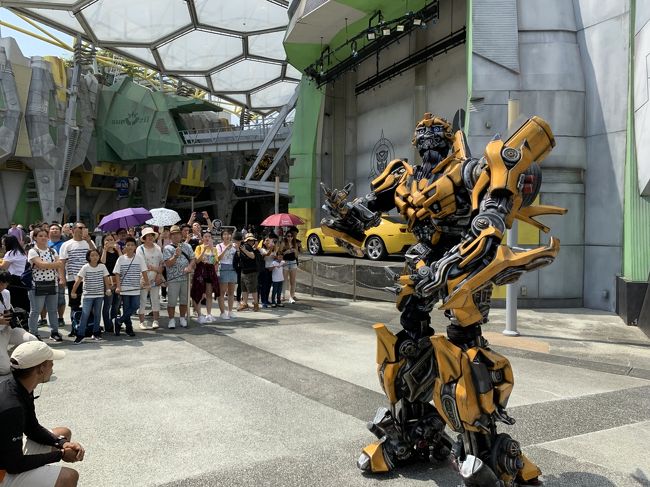 元来テーマパークの類は大好物だったのが、歳を重ねる毎に人込みが億劫となり、振り返れば最後はオープン直後のUSJだったような。でもまぁ新年だし何かしらいつもと違った事を、と初USSです。<br /><br />「自分へのお年玉」、独り言と共に禁断のエクスプレスパスなるものも勢いで入手し、熱波の下でひたすら乗り倒す過酷な正月編。