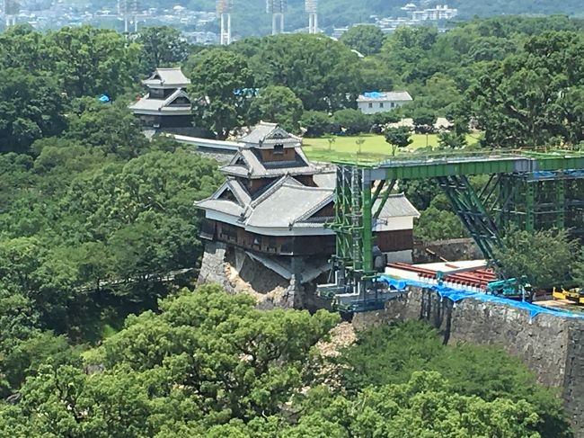 2016年4月14日に発生した熊本地震。その傷跡の生々しい状況を、現地の友達のお誘いで見てまいりました。<br />こんなとこに物見遊山とは・・と躊躇しましたが、とにかく現状をみてほしい・・との言葉に、博多の用事をすませたあとに伺いました。<br /><br />FBに当時記録したものの再掲です。<br /><br />