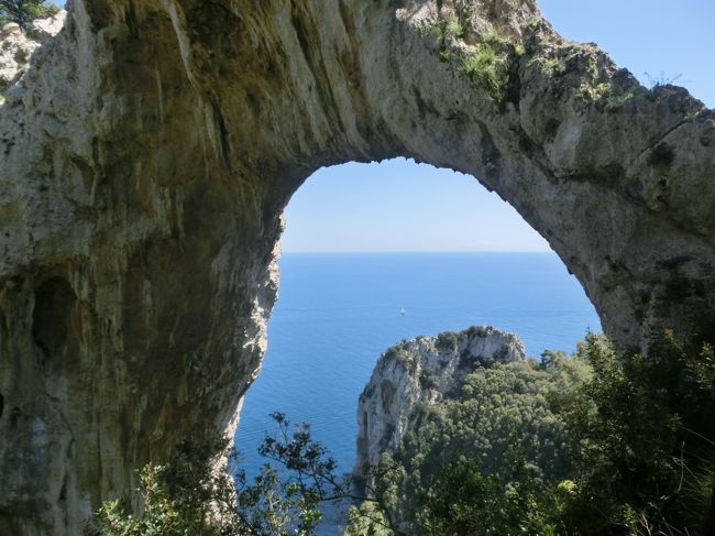 昼食後は、カプリ島の南東部をグルっと廻るトレッキングコースを歩きました。<br />トラガラの展望台からやや急なアップダウンを経て、マテルマニアの洞窟、天然のアーチを巡り、ウンベルト一世広場に戻るコース。眺めを楽しむ約１時間半の歩きでした。<br /><br />□ 4/27 成田→仁川→ローマ　　　　　　ローマ泊<br />□ 4/28 バチカン観光　　　　　　　　　ローマ泊<br />□ 4/29 コロッセオ、フォロロマーノ　　ローマ泊<br />□ 4/30 パンテオン、ナヴォナ広場　　　ローマ泊<br />□ 5/ 1 ローマ→ナポリ サンタルチア　 ナポリ泊<br />■ 5/ 2 カプリ島、青の洞窟　　　　　　ナポリ泊<br />□ 5/ 3 ポンペイ遺跡　　　　　　　　　ナポリ泊<br />□ 5/ 4 カゼルタ宮殿、ナポリ→ローマ　ローマ泊<br />□ 5/ 5 ローマ観光　　　　　　ローマ→　機中泊<br />□ 5/ 6 →仁川→成田<br /><br />■：当ページの旅行記で記述している部分です。<br /><br />この旅行の初回からご覧になりたい方は、こちらをどうぞ<br />https://4travel.jp/travelogue/11491515<br />