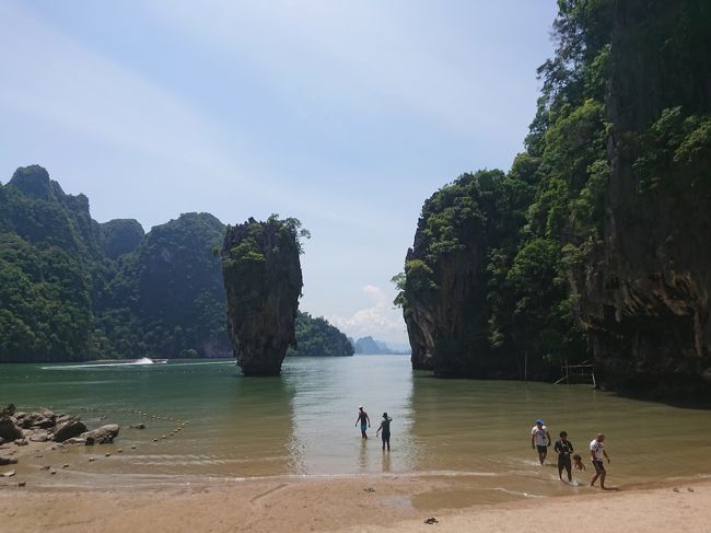 タイの雰囲気と食べ物が大好きで、<br />小さなリュックを持って出勤し、職場には内緒で夜はその足で空港へ向かいました。<br />6月/7月のプーケットの雰囲気が参考になれば幸いです。<br /><br />注)2回分をランダムに載せてますので、だいぶ粗い旅行記です!!<br />