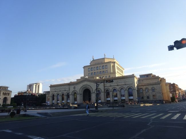 旧ソ連、黒海とカスピ海の間に挟まれた位置にあり、ヨーロッパともアジアともはたまた中東とも言えなくもないコーカサス三国と、関係する未承認国家に行ってきました。そもそもこの地区は、ガイド本などにも案内は少なく、ロシア、トルコを含めた微妙な国際関係もあって、充分学習したうえ旅行しようと思い後回しにしてきましたが、情報を仕入れ旅程を練りに練り、機は熟したと思い今回旅行を実行することにしました。行って見ると三か国ともそれぞれ違った個性があり、決して危険なこともなく回ることができました。バクーはオイルマネーで予想を遥かに超えて発展しており、ジョージアの高原地帯の眺望は粗削りながら、西欧景勝地に勝るとも劣らないダイナミックさを見せ、アルメニアの物価の安さと居心地の良さは抜群で、未承認国家アルツァフでは東洋人の珍しさから一躍人気者になった気分を味わうことができました。また、この旅では自分の旅行について、色々反省し考えることもあり、貴重な旅となりました。日程は以下の通りです。1日目(9/15)成田 ⇒ モスクワ ⇒ バクー2日目(9/16)バクー市内観光3日目(9/17)コブスタン・泥火山観光、バクー市内観光、トビリシ移動4日目(9/18)トビリシ市内観光5日目(9/19)ジョージア軍用道路観光、トビリシ市内観光、エレバン移動6日目(9/20)エレバン市内観光7日目(9/21)ステパナケルト移動、市内観光8日目(9/22)エレバン移動、市内観光9日目(9/23)エレバン ⇒ モスクワ ⇒ 成田10日目(9/24)帰国到着日今回は9・10日目です。