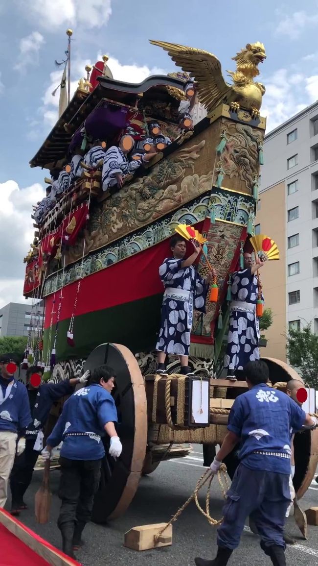 祇園祭と貴船川床料理のバスツアーに参加<br />祇園祭は18年ぶりかな～<br />長期天気予報は雨。。。<br />一週間前も3日前も2日前も前の日になってもやっぱり雨予報。。。<br />が、前日夜には小雨から曇りに変わってきた。<br />お天気分からないので傘持って、椅子では傘広げれないのでレインコートもって、でももし日が照ったら暑いので帽子持って。<br />はてはて、本当は何が必要なん？と思いながら参加<br />結果曇り＆晴<br />鉾巡行もビニールなしで見れて良かった。<br />楽しい一日を過ごせました♪