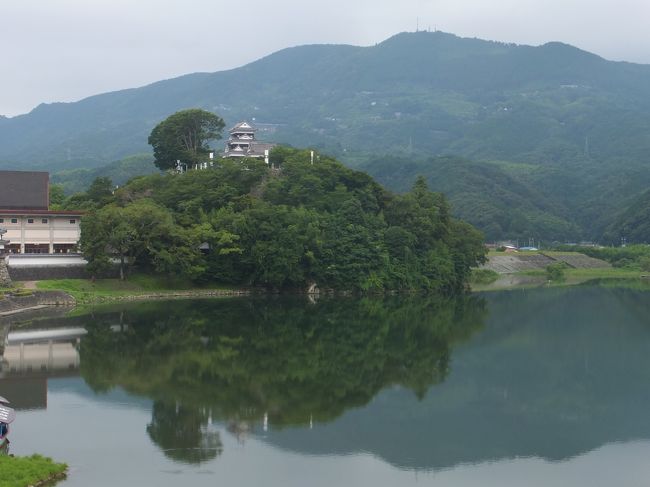 2日目の朝、松山から宇和島へ向かう途中に大洲に立ち寄りました。<br />下灘経由の伊予大洲7:44着普通列車から伊予大洲8:46発の宇和海5号にお乗り換え。<br />1時間のうちに大洲の街をサクッと散策。美しいお城は眺めるだけでも楽しい。