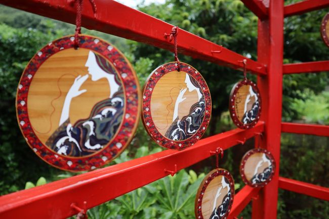 3年に一度開催される瀬戸内国際芸術祭。<br />友人に誘われてよく分からないまま見に行った前回、以外にも芸術の面白さと奥深さにはまってしまい、今回はぜひ事前に作品鑑賞パスポートを購入し、予定を立てて見て回ろうと決めていました。<br />今年、第4回目の開催となる芸術祭が開幕しました。<br /><br />ふれあう春:4月26日~5月26日<br />あつまる夏:7月19日~8月25日<br />ひろがる秋:9月28日~11月4日<br /><br />春会期には、沙弥島・宇野港・犬島・小豆島を訪れました。<br /><br />梅雨後期に始まった夏会期初日、男木島の北、小豆島の左横に位置する豊島を訪れました。<br />島の中心に壇山、麓には湧き水と棚田が広がる豊かな島。<br />前日からの大雨が続き、終日どんよりとした雲に覆われ太陽は最後まで顔を見せず…期待していた夏色の海は、また次までのお楽しみとなりました。<br /><br />しかし雨に滴る紫陽花や草花の美しさ、島の動物たちに心癒され、晴天の日には味わえないしっとりとした島の一面を感じることができました。<br />何よりも島の人たちの温かな心遣いに、うるっと優しい気持ちになれた1日でした。