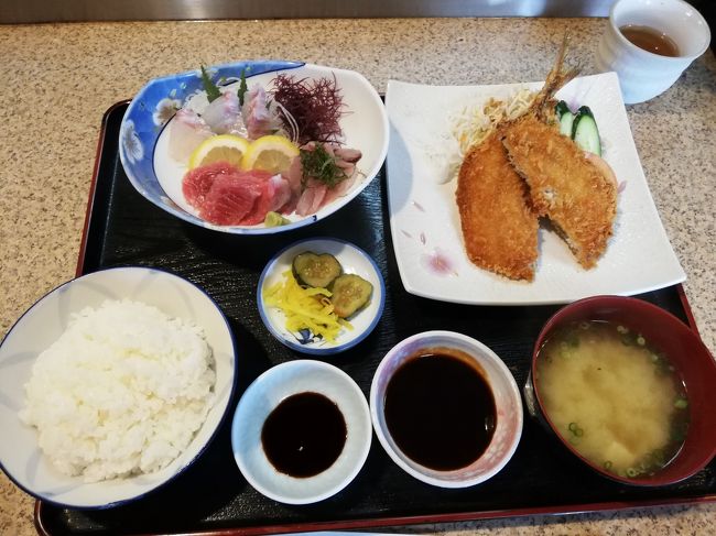 呼子からどこへ行こうかなー。またまた平戸へ寄ろうかと思い、どこでランチをしようかなーと探します。<br />イカは美味しいけど、また別のものを食べたいしなぁ~。<br /><br />と、「そーだ。松浦はアジフライの聖地なので、松浦で食べよー」。<br /><br />調べるとやっぱり多いんですよねー。<br /><br /><br /><br />