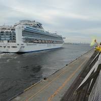 ダイヤモンドプリンセスの出航を見送り、夜の横浜夜景バスツアーに乗車。