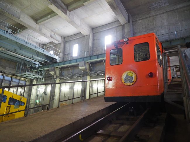 三厩駅から外ヶ浜町のバスに乗車し、数年ぶりの龍飛岬へ。前回は冬だったので訪問することができなかった、青函トンネル記念館の体験坑道へ行ってみます。これも鉄道乗りつぶしのため（？）。日本ではいまやここでしか体験できない、地下というか海底140mの青函トンネル（の一部）を歩きに行きましょう。<br />しかし、最初はもう少し枚数少なかったのに、あれやこれやと体験坑道の写真が増えて、写真の総合計枚数が160枚までなっちゃったよ……。<br /><br />2019/10/05投稿