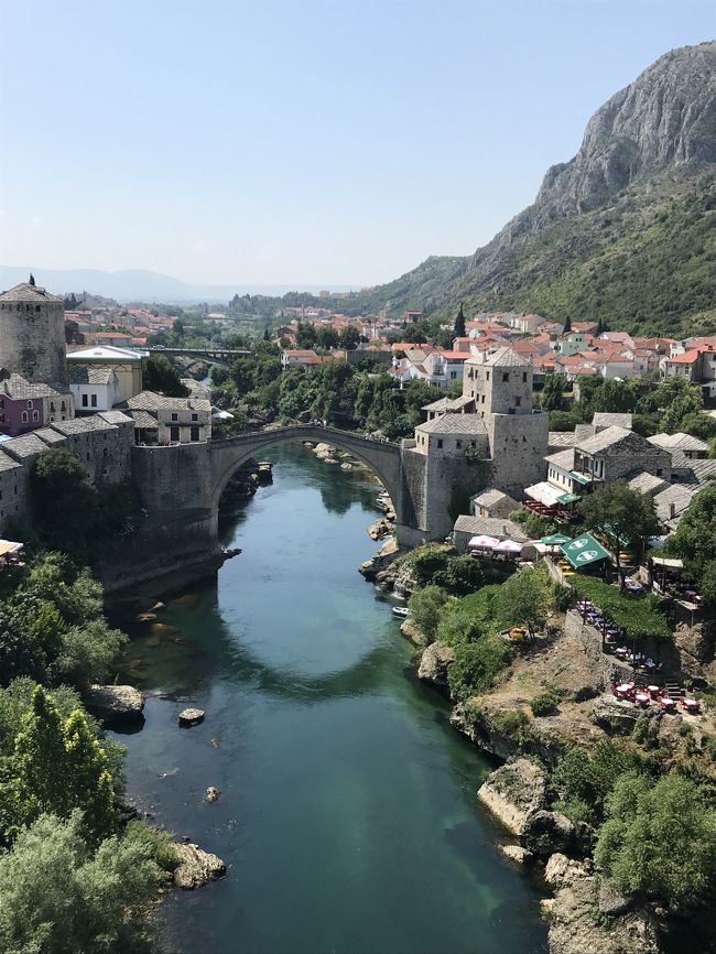 2005年、ボスニア・ヘルツェゴビナ初の世界遺産に登録されたスタリ・モスト（古い橋）は、16世紀オスマン帝国時代に作られましたが、内紛中の1993年にクロアチア系の民兵によって破壊されてしまいました。停戦後すぐに復興計画が持ち上がり、2004年に完成、今では観光客で賑わっています。この美しいネトレヴァ川も内戦の目撃者であるのです。