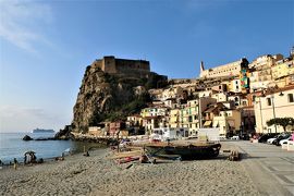 魅惑のシチリア×プーリア♪　Vol.23　☆イタリア美しき村「シッラ」：ビーチから見上げる古城♪